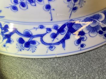 Een Chinese blauw-witte 'Drie vrienden van de winter' kom, Kangxi merk en periode
